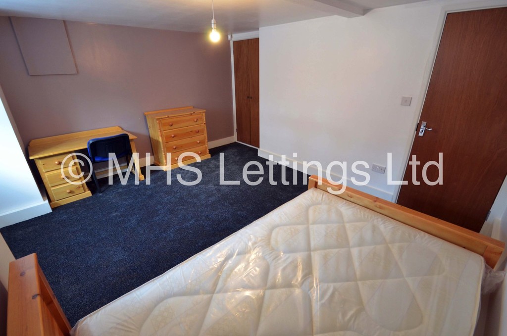 Photo of 7 Bedroom Mid Terraced House in 58 Brudenell Mount, Leeds, LS6 1HS