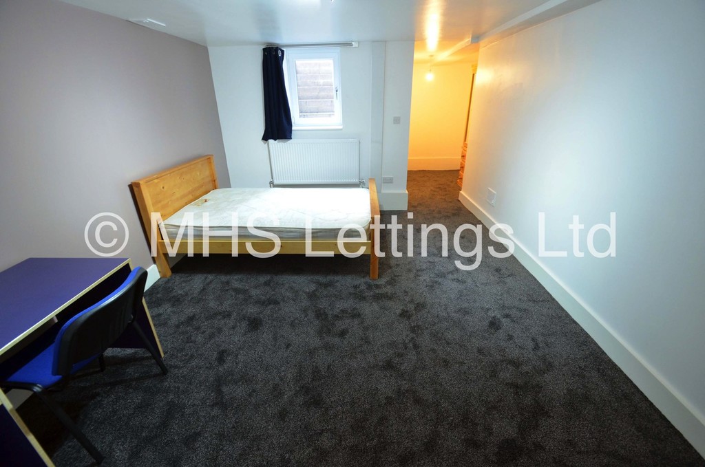 Photo of 7 Bedroom Mid Terraced House in 58 Brudenell Mount, Leeds, LS6 1HS