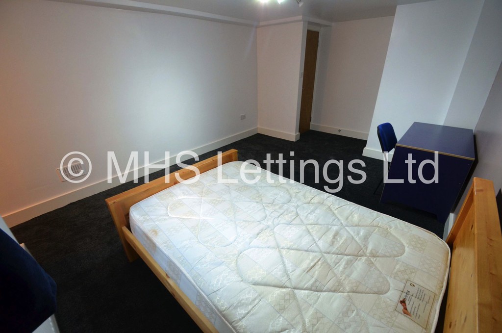 Photo of 7 Bedroom Mid Terraced House in 58 Brudenell Mount, Leeds, LS6 1HS