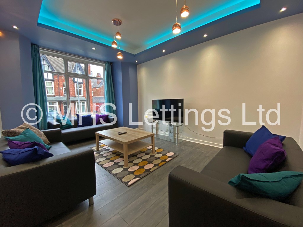 Photo of 7 Bedroom Mid Terraced House in 58 Brudenell Mount, Leeds, LS6 1HS