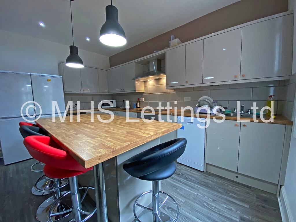 Photo of 7 Bedroom Mid Terraced House in 58 Brudenell Mount, Leeds, LS6 1HS
