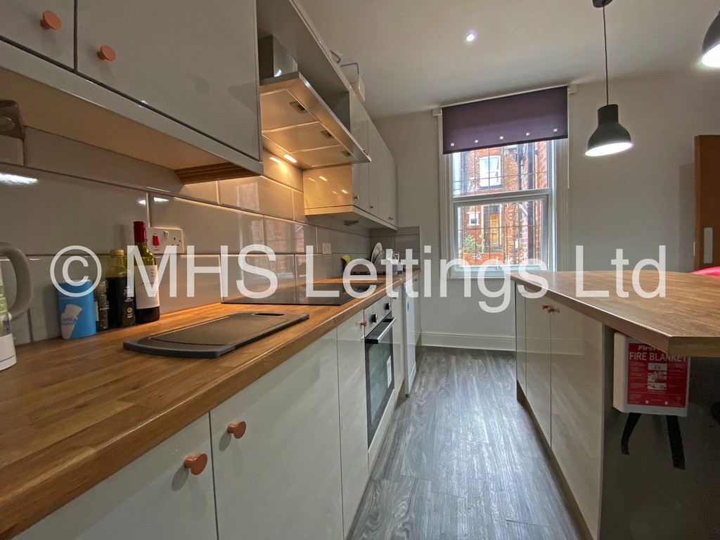 Photo of 7 Bedroom Mid Terraced House in 58 Brudenell Mount, Leeds, LS6 1HS