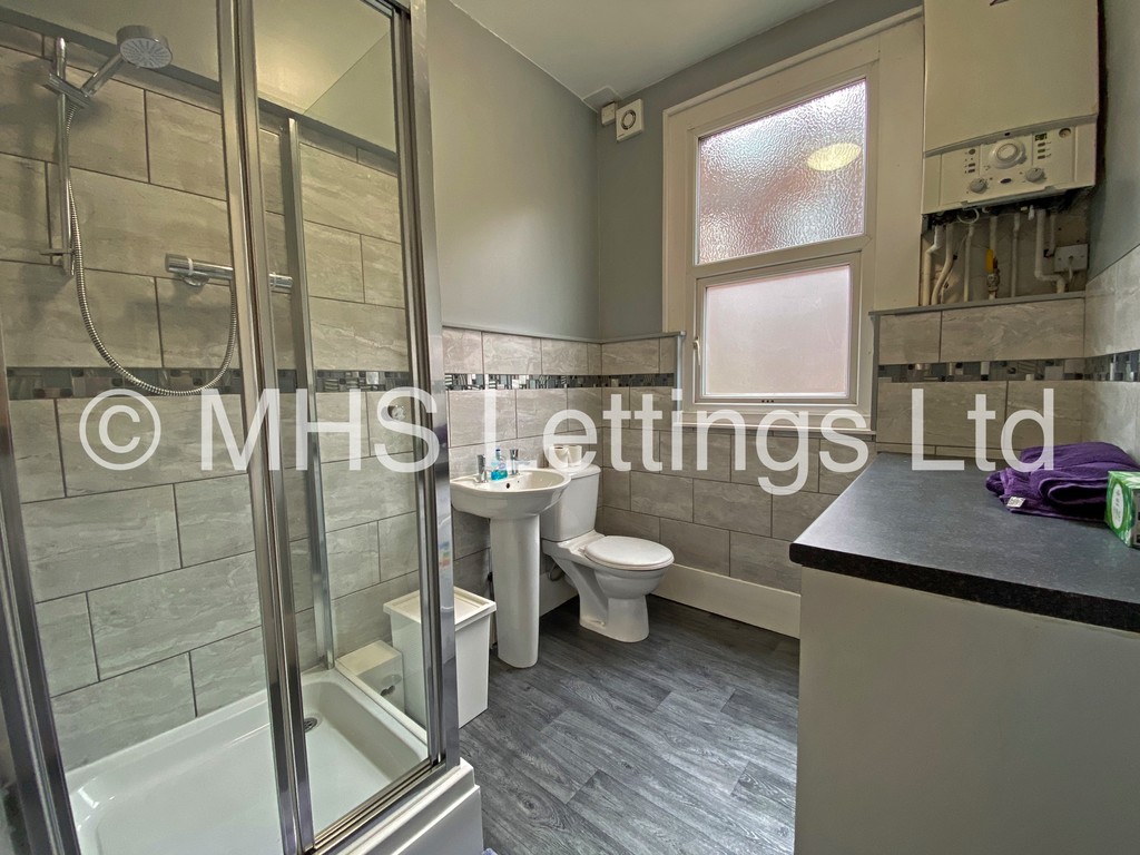 Photo of 7 Bedroom Mid Terraced House in 58 Brudenell Mount, Leeds, LS6 1HS