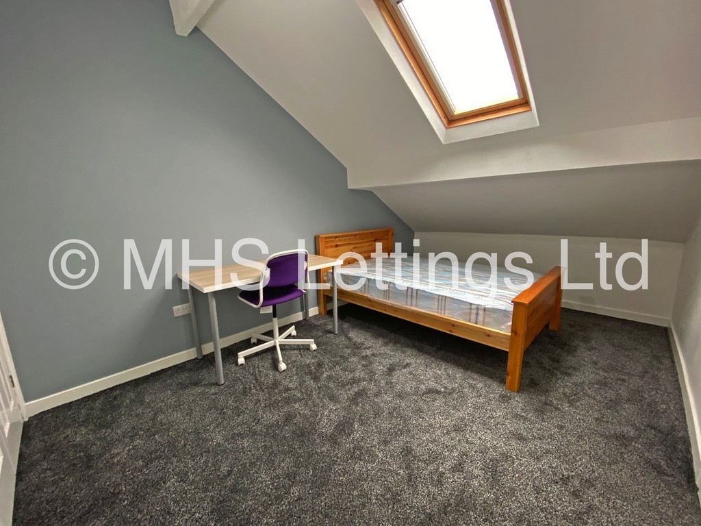 Photo of 7 Bedroom Mid Terraced House in 58 Brudenell Mount, Leeds, LS6 1HS