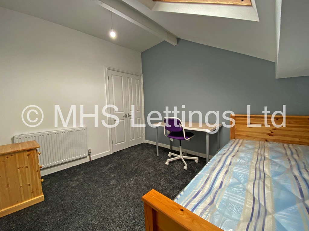 Photo of 7 Bedroom Mid Terraced House in 58 Brudenell Mount, Leeds, LS6 1HS