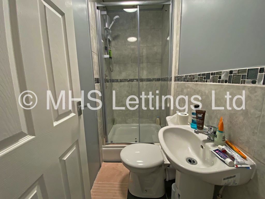 Photo of 7 Bedroom Mid Terraced House in 58 Brudenell Mount, Leeds, LS6 1HS