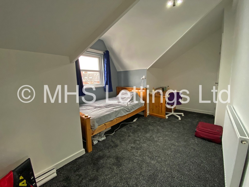 Photo of 7 Bedroom Mid Terraced House in 58 Brudenell Mount, Leeds, LS6 1HS