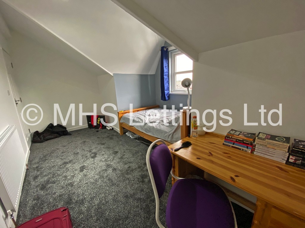 Photo of 7 Bedroom Mid Terraced House in 58 Brudenell Mount, Leeds, LS6 1HS