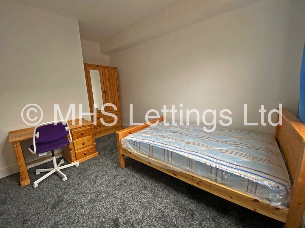 Photo of 7 Bedroom Mid Terraced House in 58 Brudenell Mount, Leeds, LS6 1HS