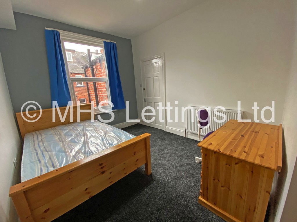 Photo of 7 Bedroom Mid Terraced House in 58 Brudenell Mount, Leeds, LS6 1HS