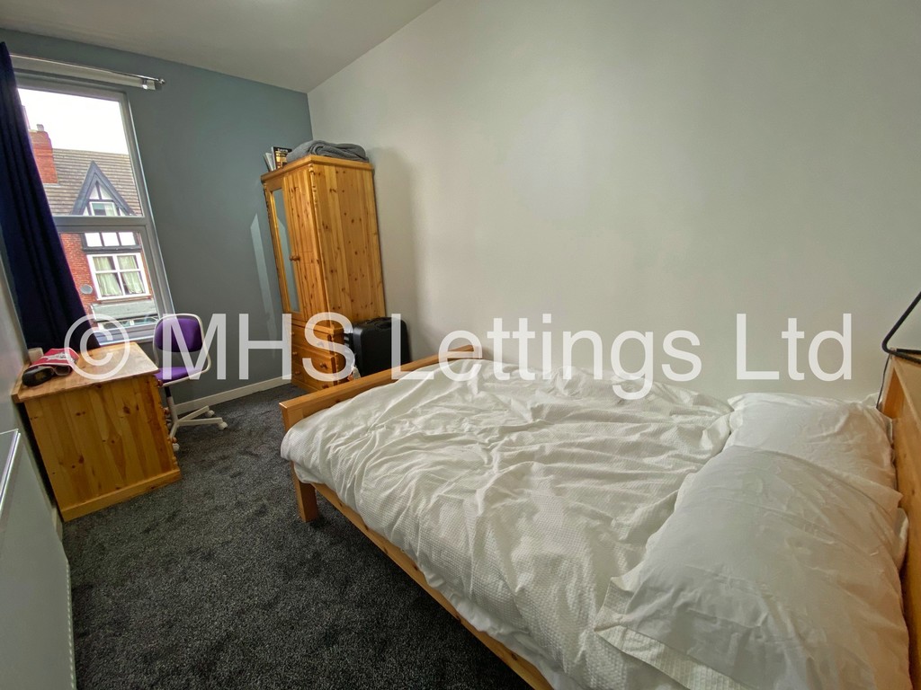 Photo of 7 Bedroom Mid Terraced House in 58 Brudenell Mount, Leeds, LS6 1HS