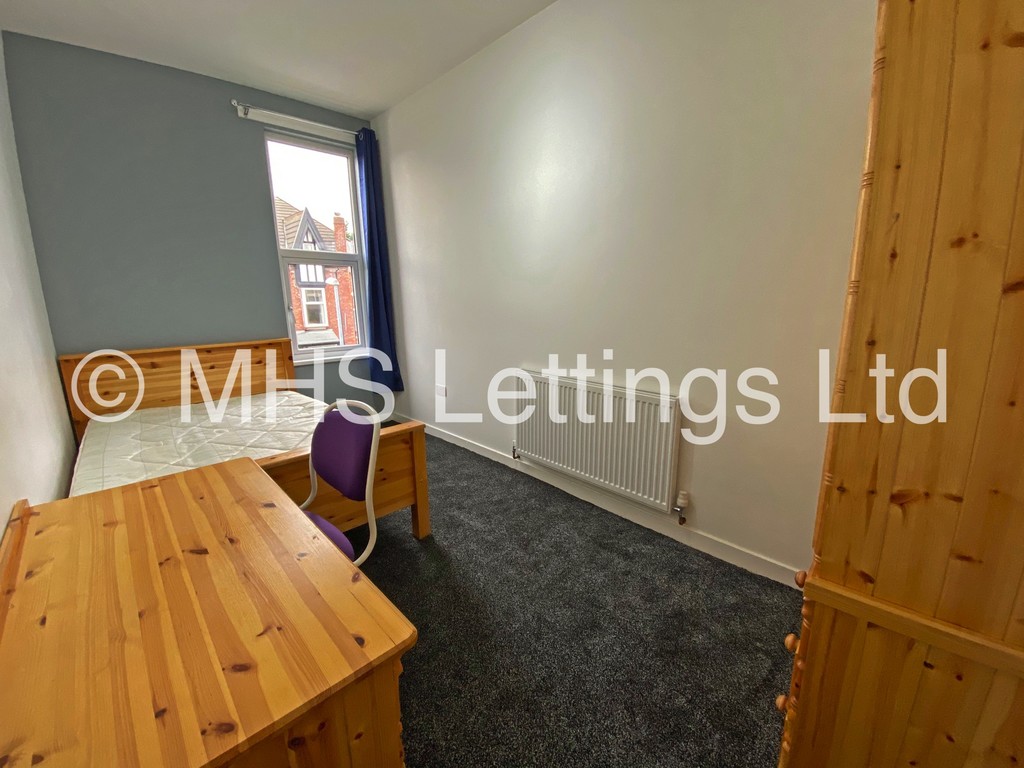 Photo of 7 Bedroom Mid Terraced House in 58 Brudenell Mount, Leeds, LS6 1HS