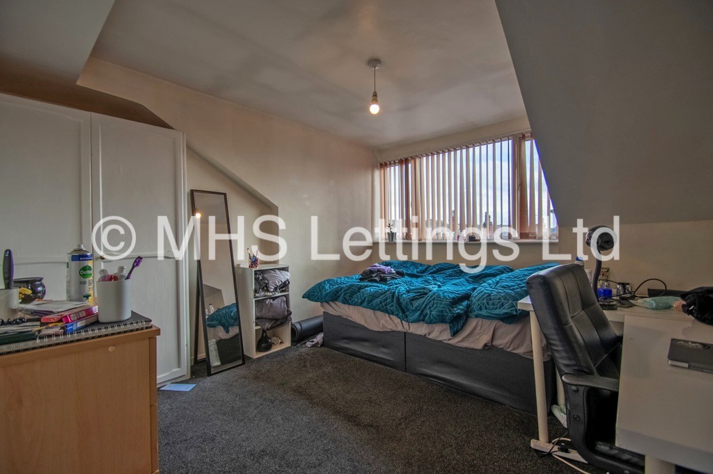 Photo of 4 Bedroom Mid Terraced House in 62 Royal Park Road, Leeds, LS6 1JJ