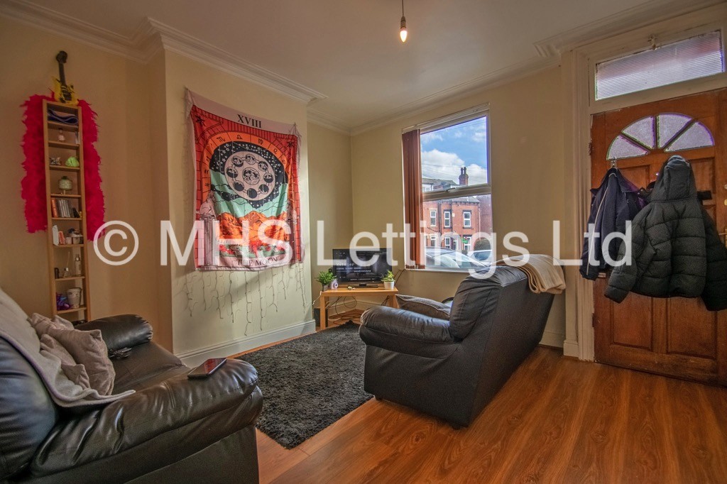 Photo of 4 Bedroom Mid Terraced House in 62 Royal Park Road, Leeds, LS6 1JJ
