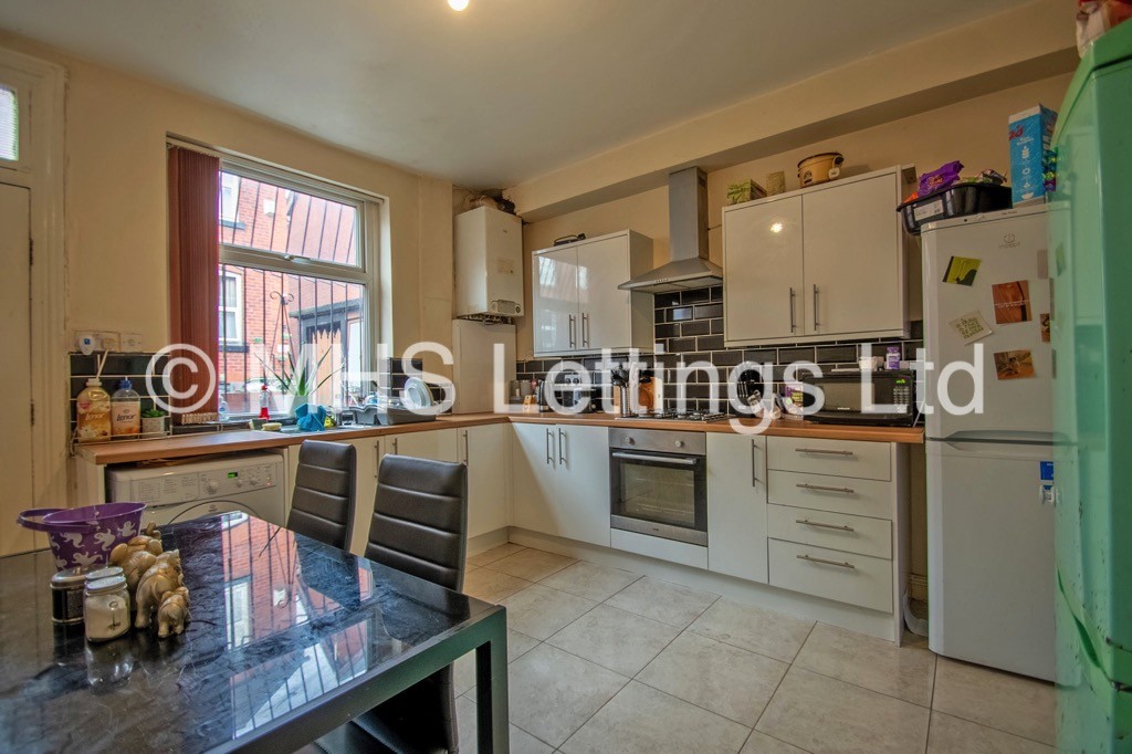 Photo of 4 Bedroom Mid Terraced House in 62 Royal Park Road, Leeds, LS6 1JJ