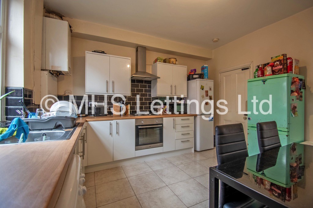 Photo of 4 Bedroom Mid Terraced House in 62 Royal Park Road, Leeds, LS6 1JJ