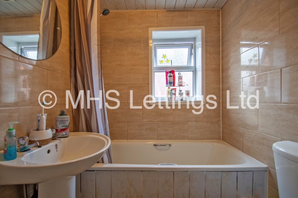 Photo of 4 Bedroom Mid Terraced House in 62 Royal Park Road, Leeds, LS6 1JJ
