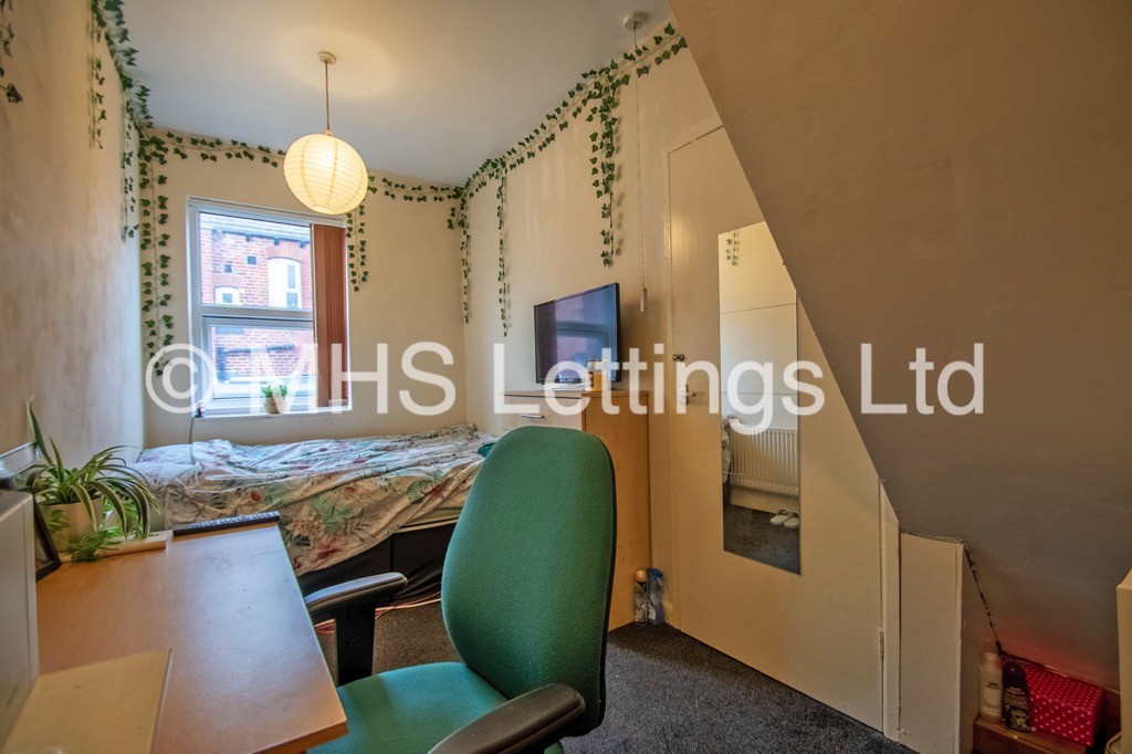 Photo of 4 Bedroom Mid Terraced House in 62 Royal Park Road, Leeds, LS6 1JJ