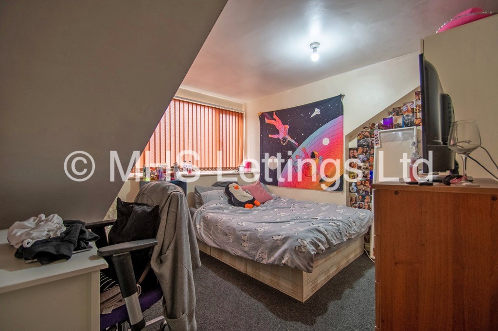 Photo of 4 Bedroom Mid Terraced House in 62 Royal Park Road, Leeds, LS6 1JJ