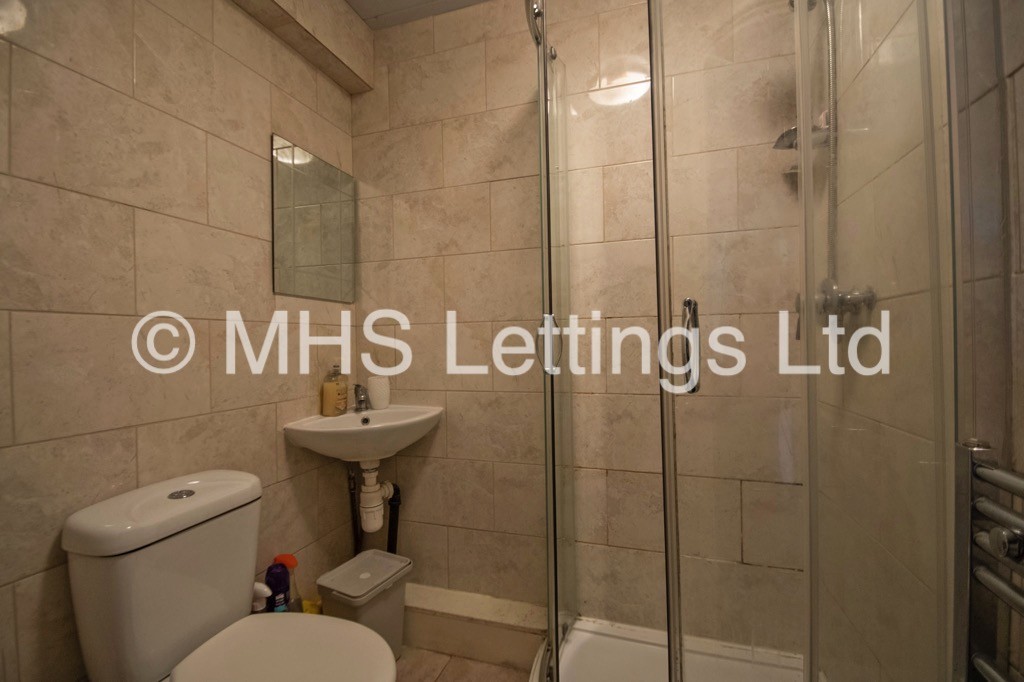 Photo of 4 Bedroom Mid Terraced House in 62 Royal Park Road, Leeds, LS6 1JJ