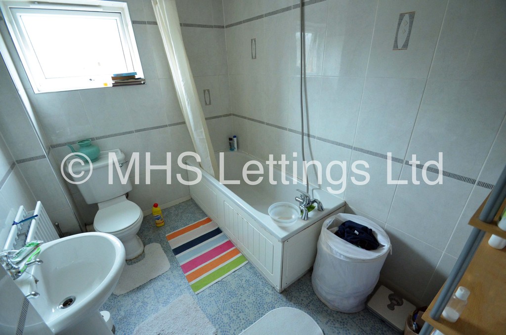 Photo of 2 Bedroom Mid Terraced House in 17 Consort View, Leeds, LS3 1NX