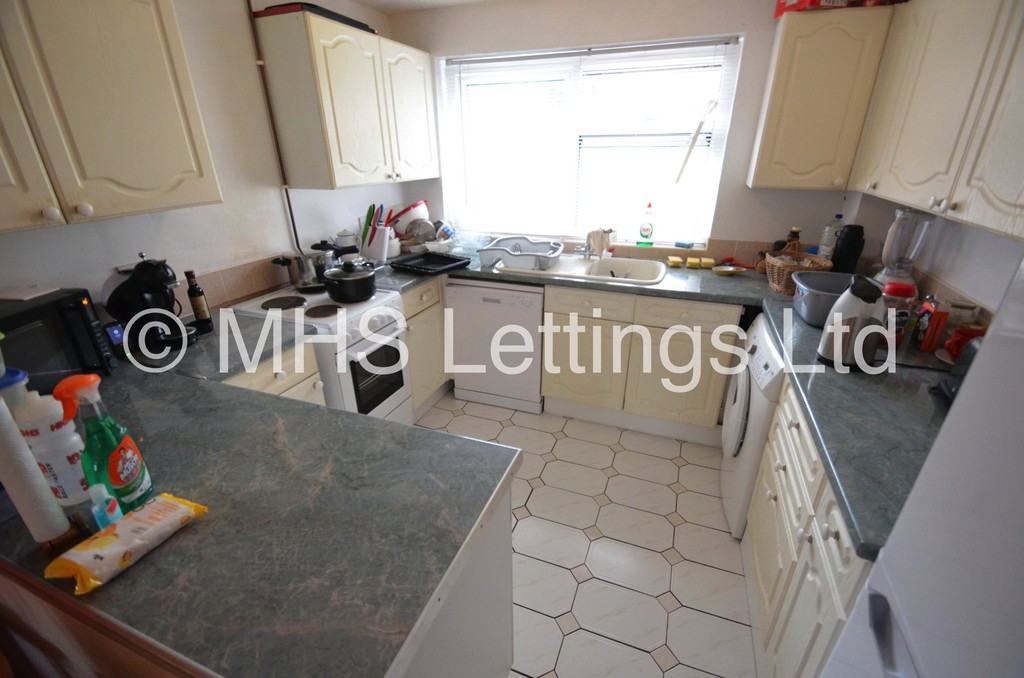 Photo of 2 Bedroom Mid Terraced House in 17 Consort View, Leeds, LS3 1NX