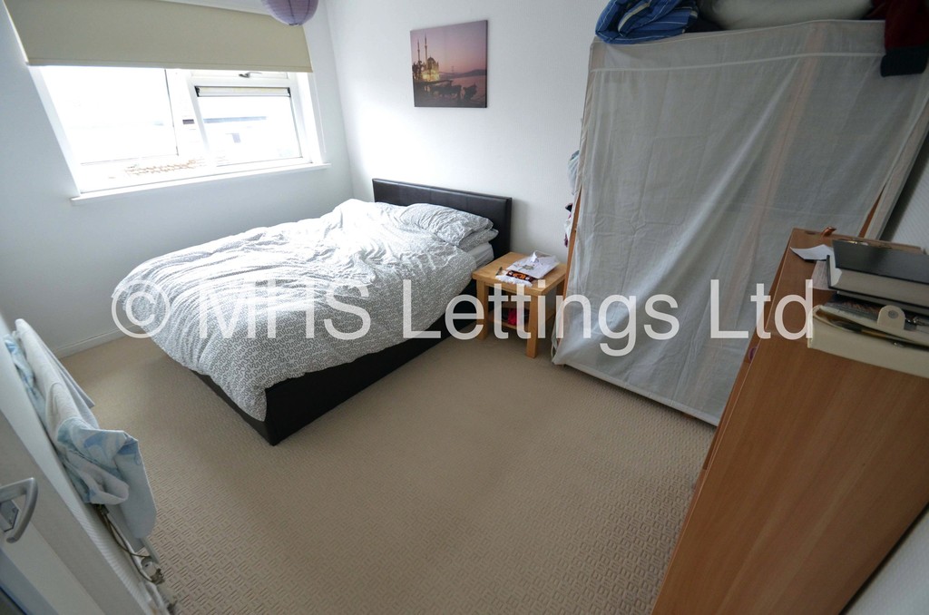 Photo of 2 Bedroom Mid Terraced House in 17 Consort View, Leeds, LS3 1NX