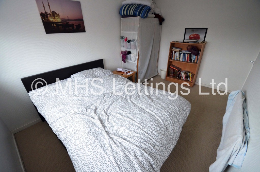 Photo of 2 Bedroom Mid Terraced House in 17 Consort View, Leeds, LS3 1NX
