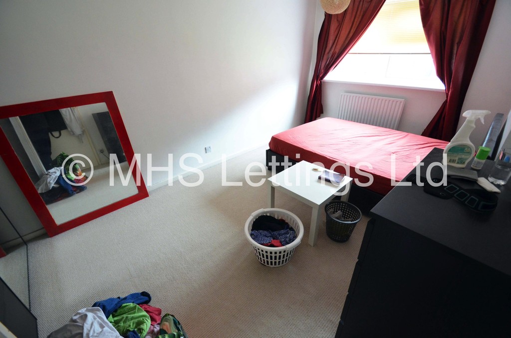 Photo of 2 Bedroom Mid Terraced House in 17 Consort View, Leeds, LS3 1NX
