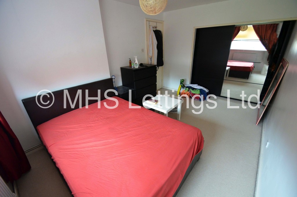 Photo of 2 Bedroom Mid Terraced House in 17 Consort View, Leeds, LS3 1NX