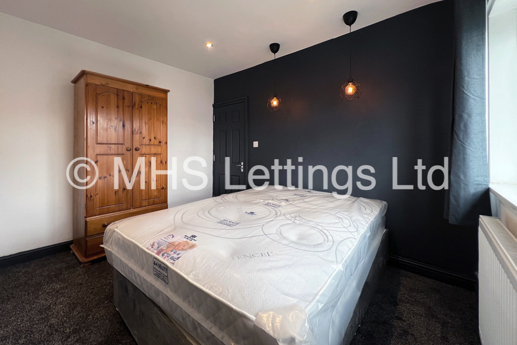 Photo of 4 Bedroom Semi-Detached House in 8 Trenic Crescent, Leeds, LS6 3DL