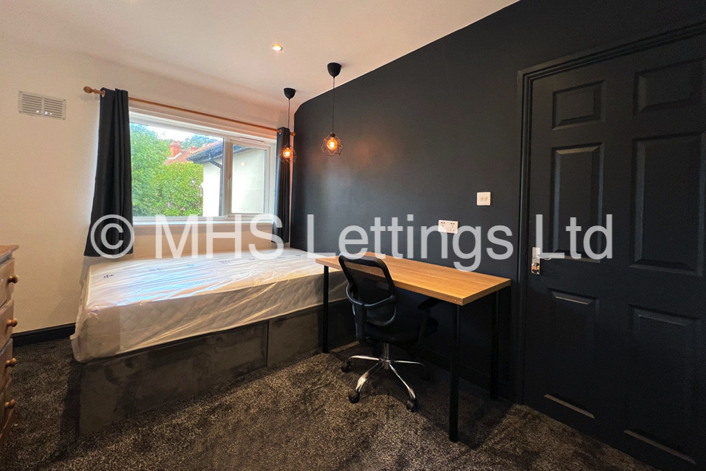 Photo of 4 Bedroom Semi-Detached House in 8 Trenic Crescent, Leeds, LS6 3DL