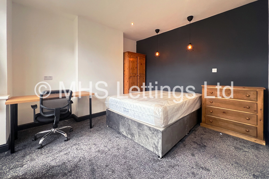 Photo of 4 Bedroom Semi-Detached House in 8 Trenic Crescent, Leeds, LS6 3DL