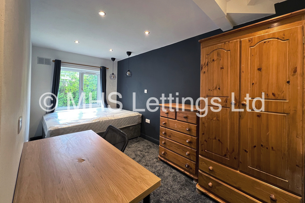 Photo of 4 Bedroom Semi-Detached House in 8 Trenic Crescent, Leeds, LS6 3DL