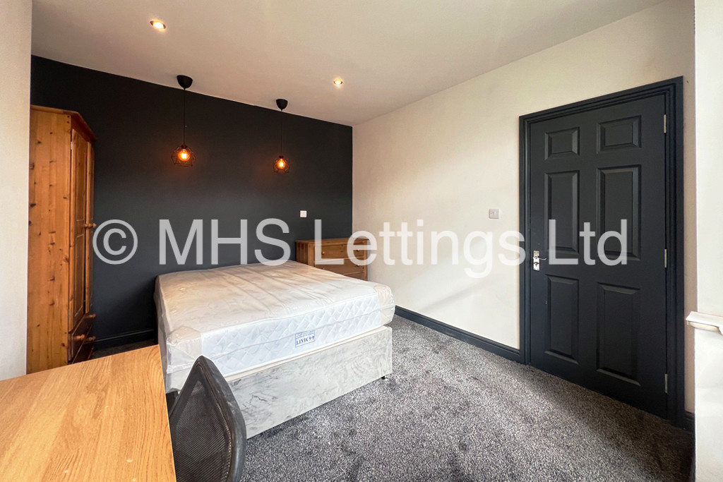 Photo of 4 Bedroom Semi-Detached House in 8 Trenic Crescent, Leeds, LS6 3DL