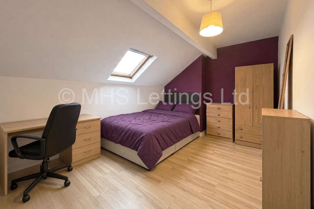 Photo of 4 Bedroom Mid Terraced House in 4 Branksome Terrace, Leeds, LS6 1RG