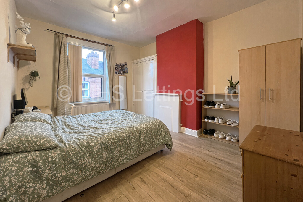 Photo of 4 Bedroom Mid Terraced House in 4 Branksome Terrace, Leeds, LS6 1RG