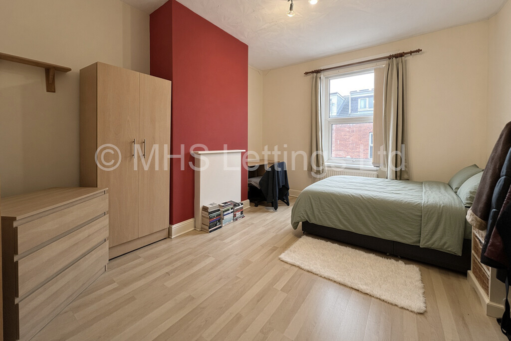 Photo of 4 Bedroom Mid Terraced House in 4 Branksome Terrace, Leeds, LS6 1RG