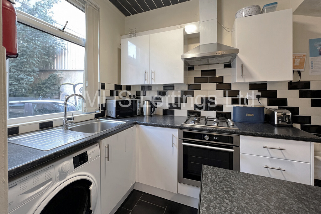 Photo of 2 Bedroom Mid Terraced House in 8 Branksome Place, Leeds, LS6 1RQ