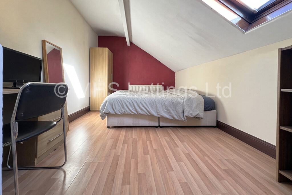 Photo of 2 Bedroom Mid Terraced House in 8 Branksome Place, Leeds, LS6 1RQ