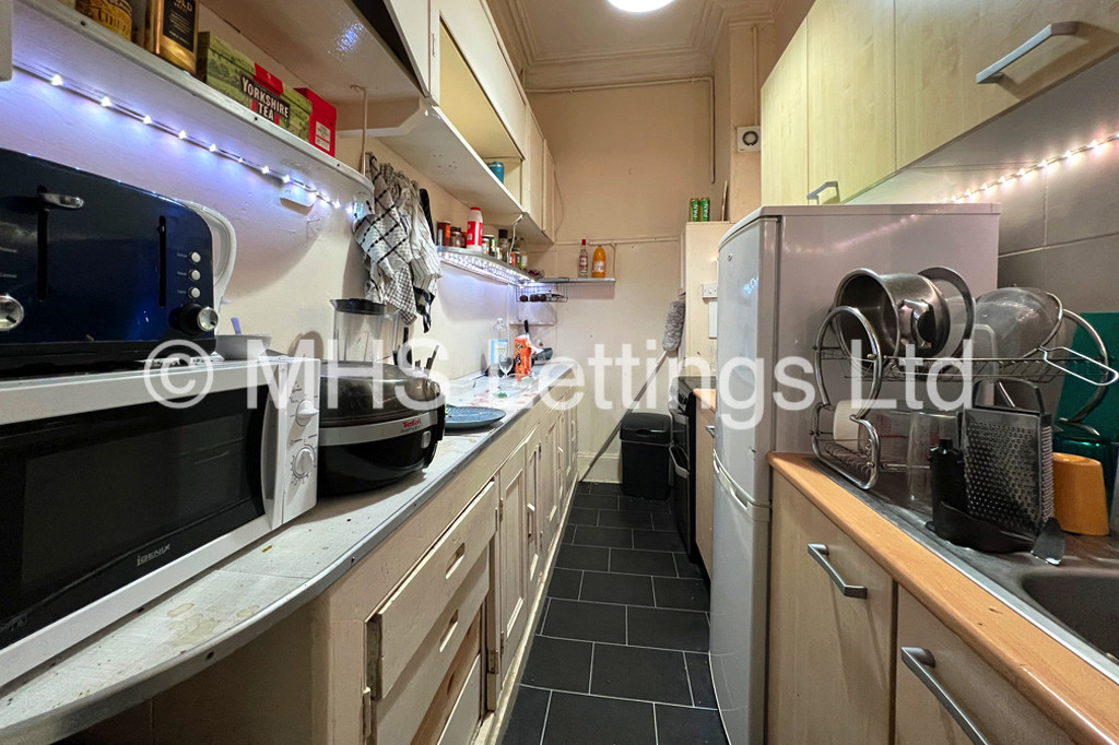 Photo of 8 Bedroom Mid Terraced House in 20 St. Johns Terrace, Leeds, LS3 1DY