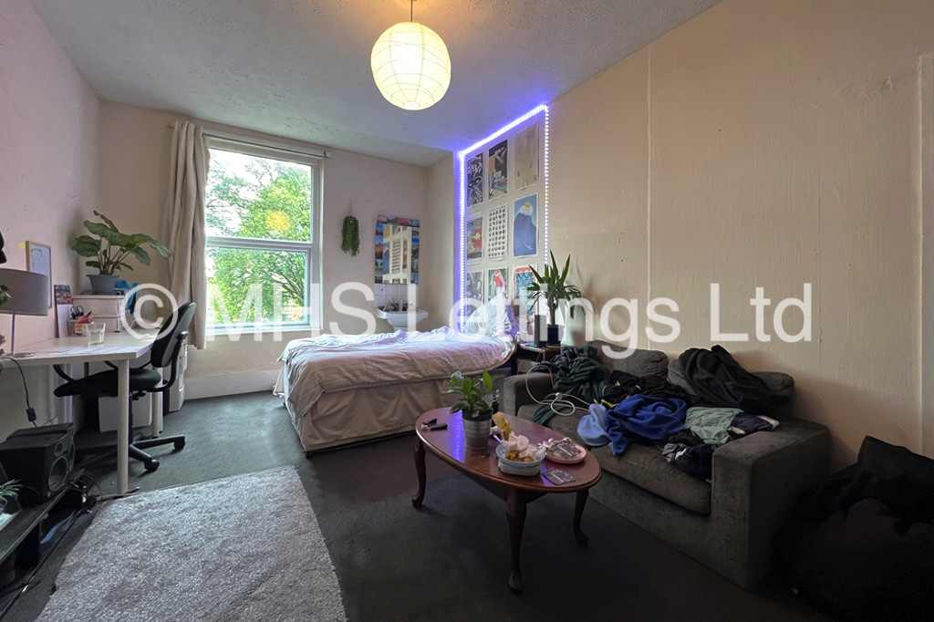 Photo of 8 Bedroom Mid Terraced House in 20 St. Johns Terrace, Leeds, LS3 1DY