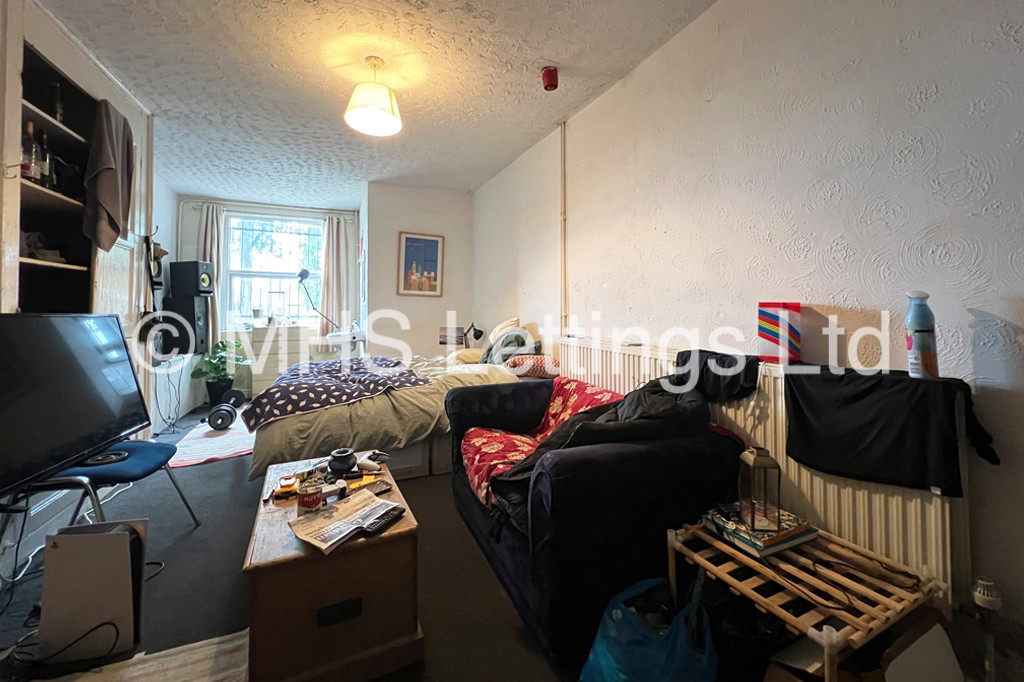 Photo of 8 Bedroom Mid Terraced House in 20 St. Johns Terrace, Leeds, LS3 1DY
