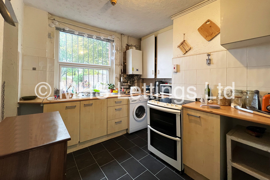 Photo of 8 Bedroom Mid Terraced House in 20 St. Johns Terrace, Leeds, LS3 1DY