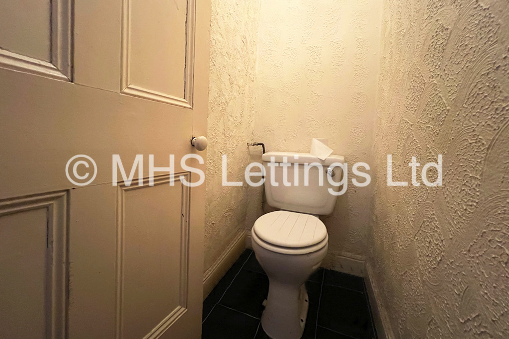 Photo of 8 Bedroom Mid Terraced House in 20 St. Johns Terrace, Leeds, LS3 1DY