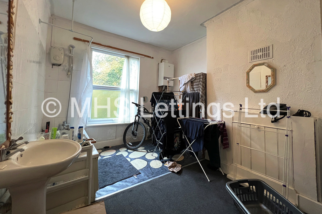 Photo of 8 Bedroom Mid Terraced House in 20 St. Johns Terrace, Leeds, LS3 1DY