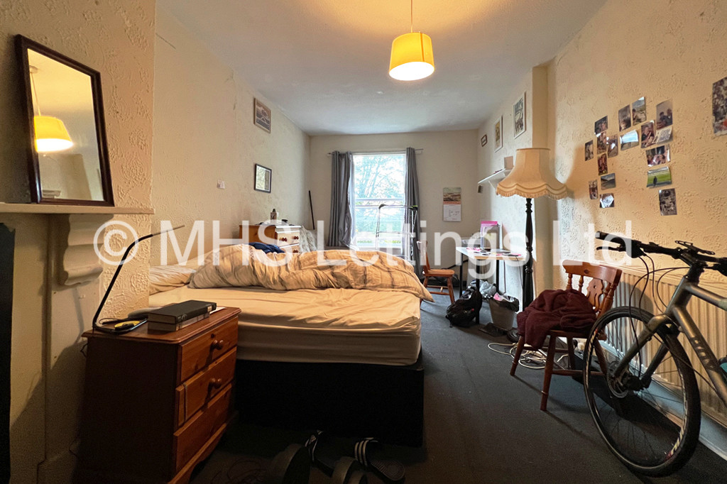 Photo of 8 Bedroom Mid Terraced House in 20 St. Johns Terrace, Leeds, LS3 1DY