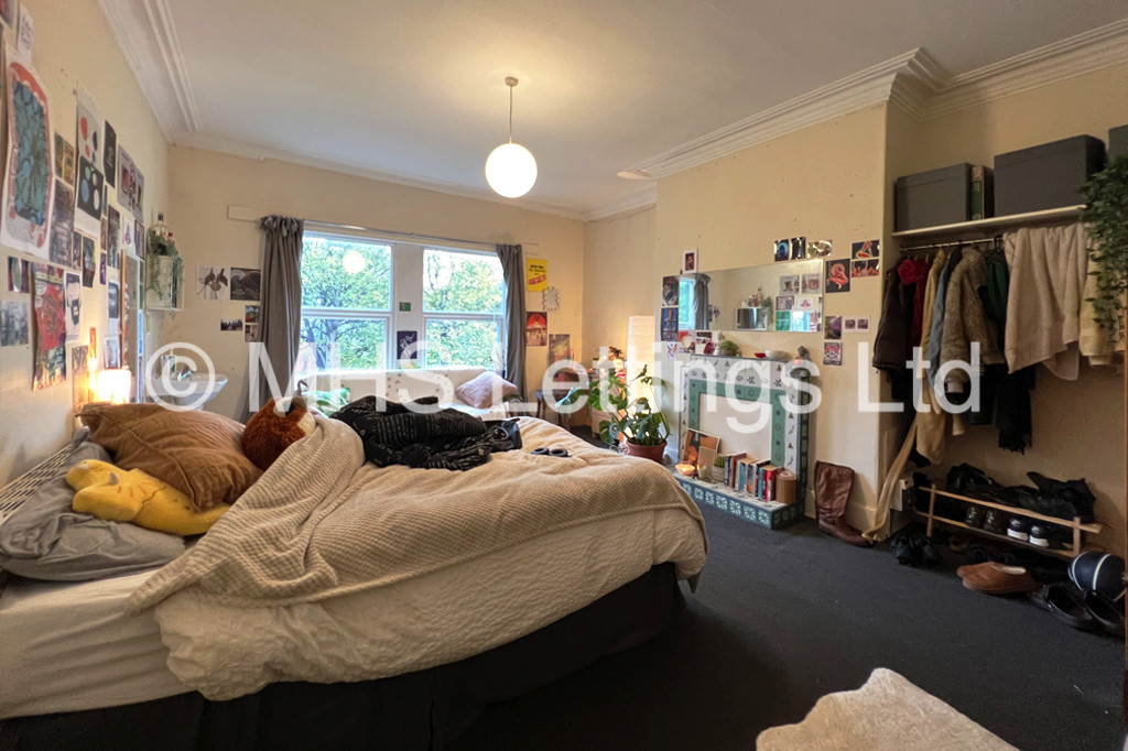 Photo of 8 Bedroom Mid Terraced House in 20 St. Johns Terrace, Leeds, LS3 1DY