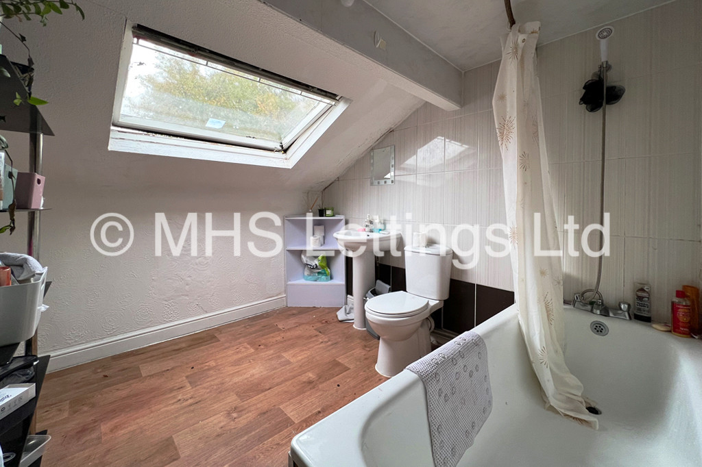Photo of 8 Bedroom Mid Terraced House in 20 St. Johns Terrace, Leeds, LS3 1DY