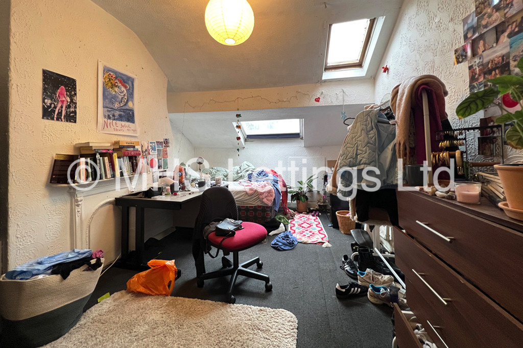 Photo of 8 Bedroom Mid Terraced House in 20 St. Johns Terrace, Leeds, LS3 1DY